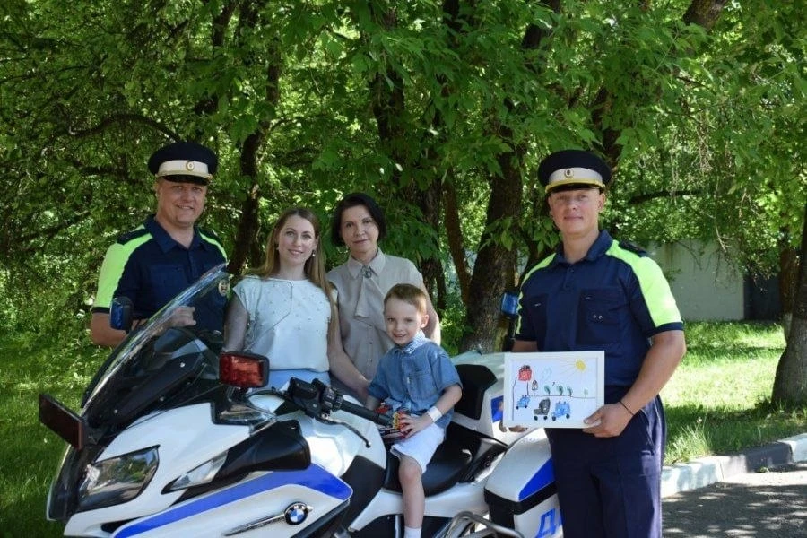 Зеленоградские автоинспекторы помогли мальчику, потерявшему сознание.