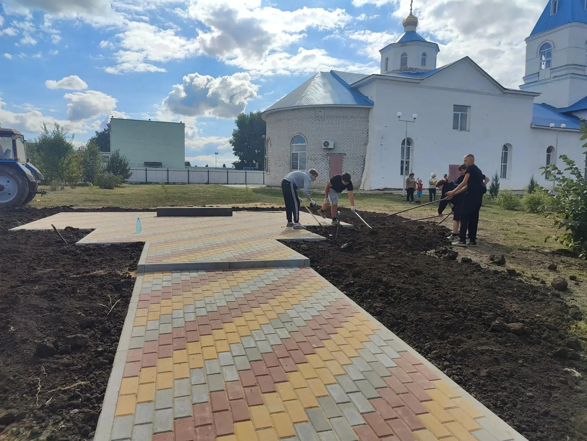 Сегодня в парке «Память» состоялся субботник. В мероприятии приняли участие ученики 10 ...