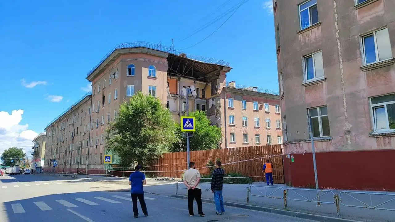 На месте уже работают пожарно-спасательные подразделения. 

Предварительно, информации о пострадавши