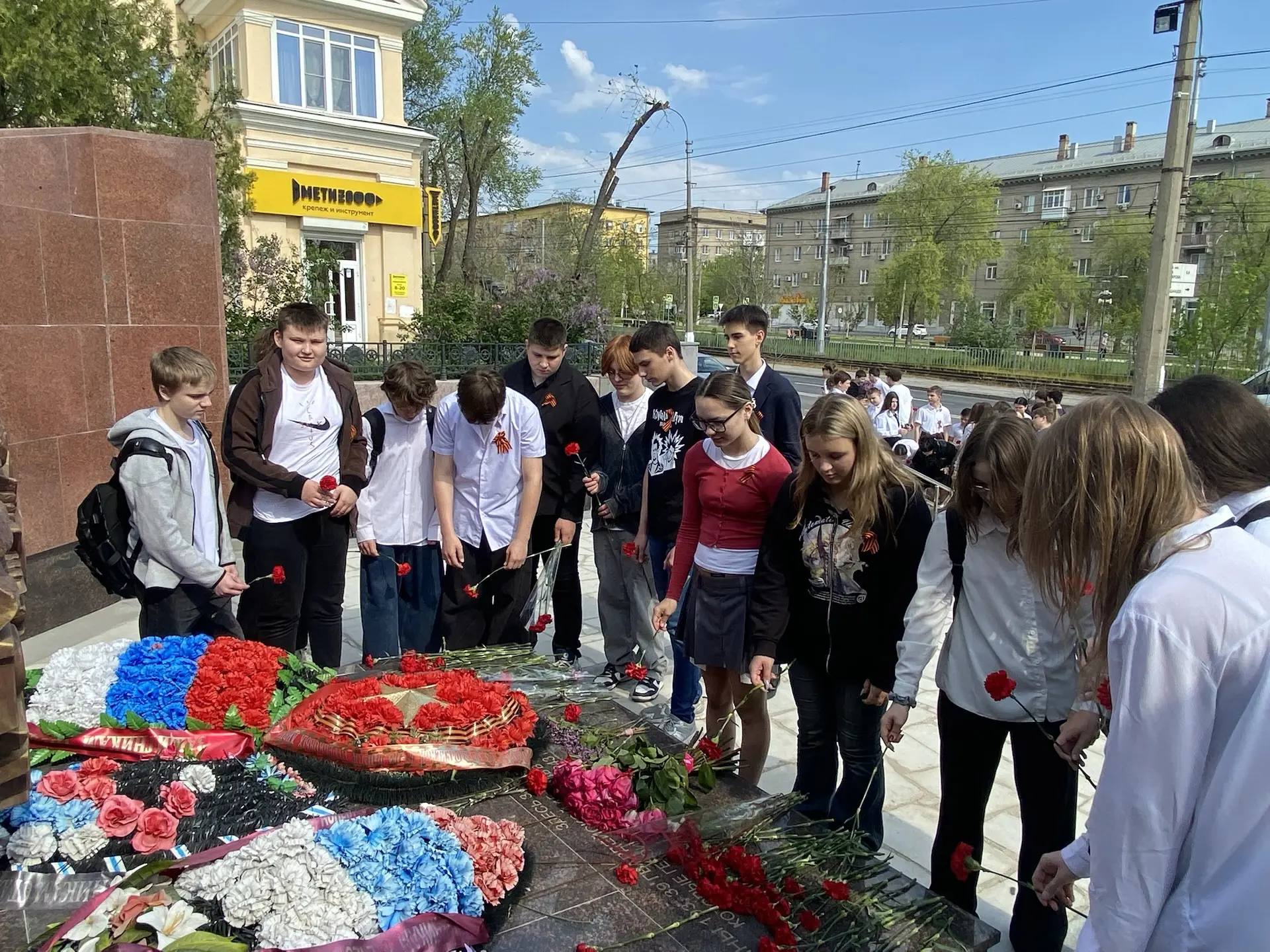 Сегодня учащиеся 8б и 8в классов приняли участие в патриотической акции по возложению цветов🥀  Ребят