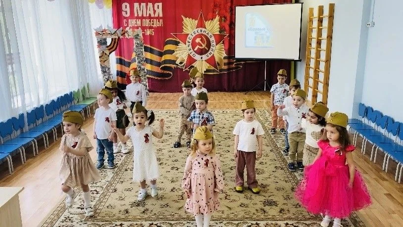 В группе «Город друзей» отметили День Победы трогательным мероприятием: ребята пели 🎶 и читали стих