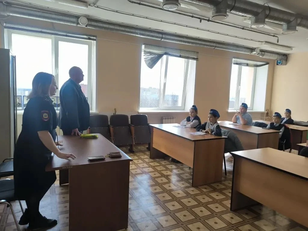 🚔 Отряд ЮИД «Стражи дорог» в гостях у Госавтоинспекции!  В преддверии 90-летия со дня образования Го