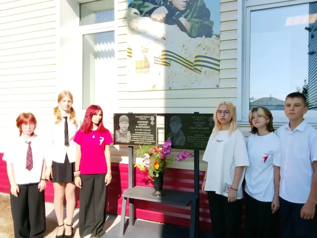 Сегодня активисты «Движения Первых» нашей школы приняли участие в церемонии возложения ...