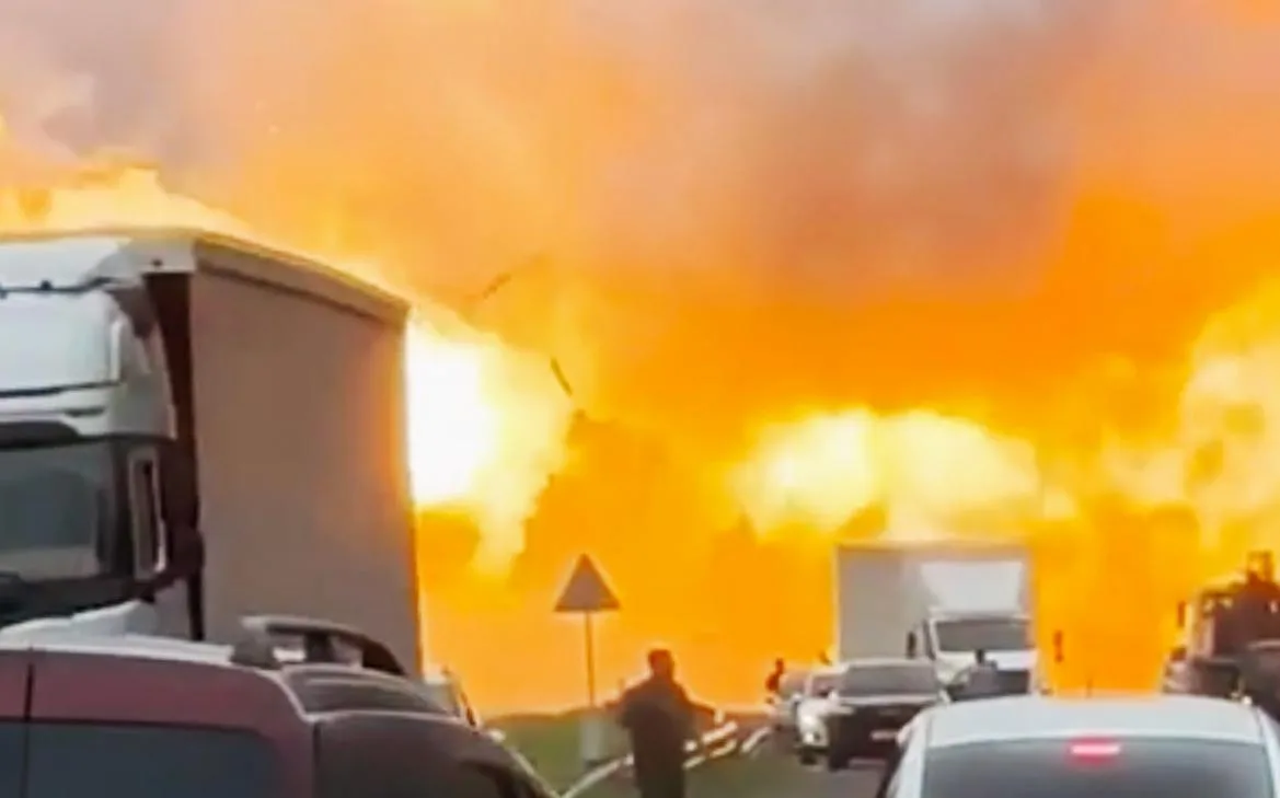 🔥 Взрыв фуры и пожар на трассе в Пермском крае — видео с места ЧП