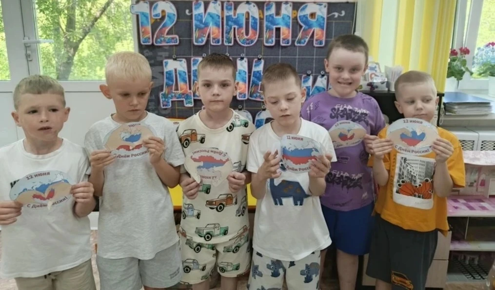 Здравствуй, Родина моя! 
Улица, друзья, поля. 
Солнышко встаёт с утра, 
Радость дарит нам всегда. 
 
