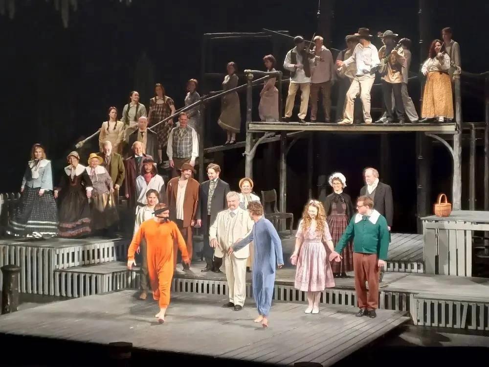 Любите ли вы театр?  🎭 Мы да! Поэтому сегодня театральные новости.  Наши пятиклассники посетили спек