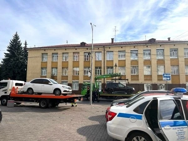 На улице Ленина в Курске снова эвакуируют машины