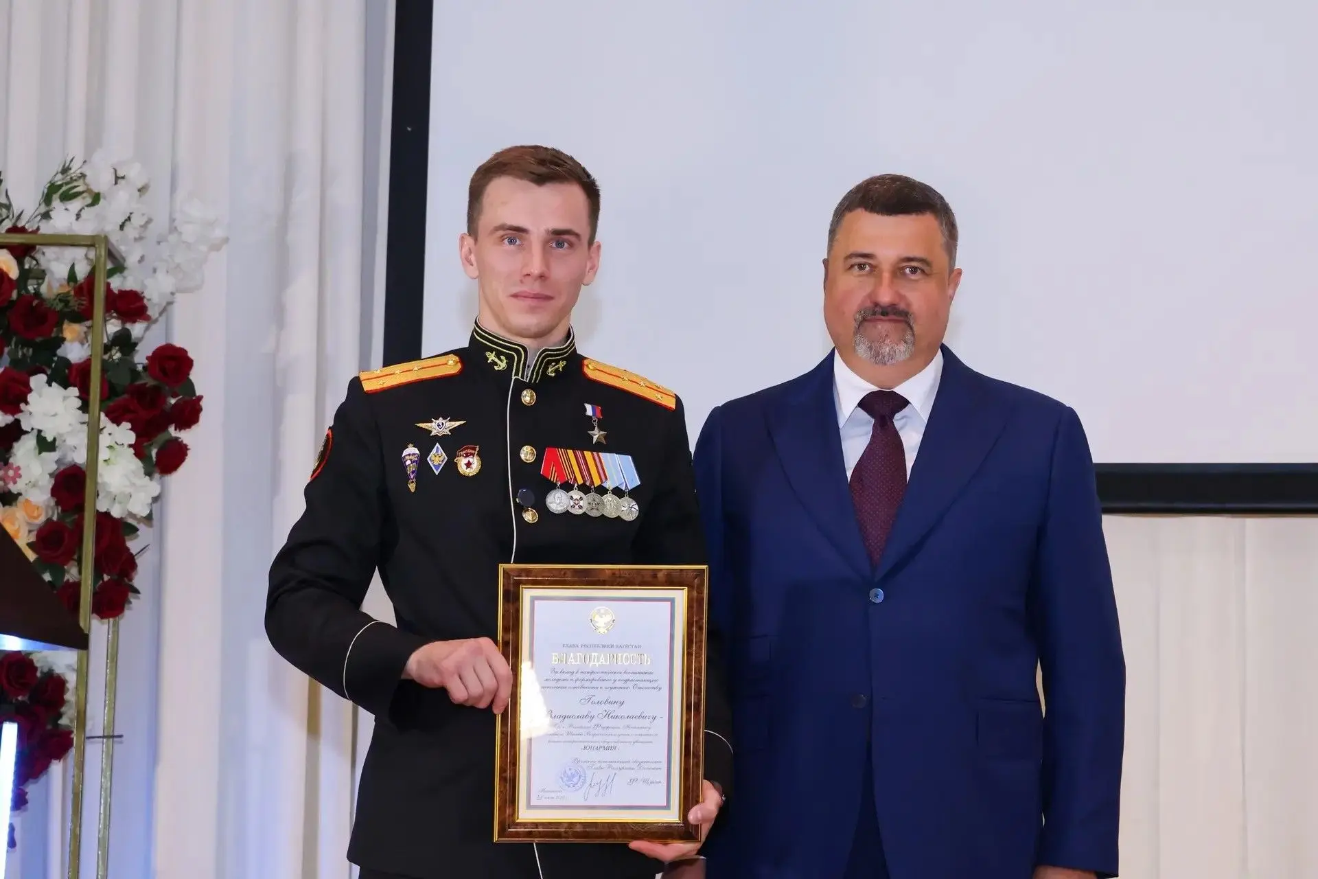 🤝 Фёдор Щукин вручил Благодарность Главы Республики Дагестан Владиславу Головину.
 
Герой России Вл
