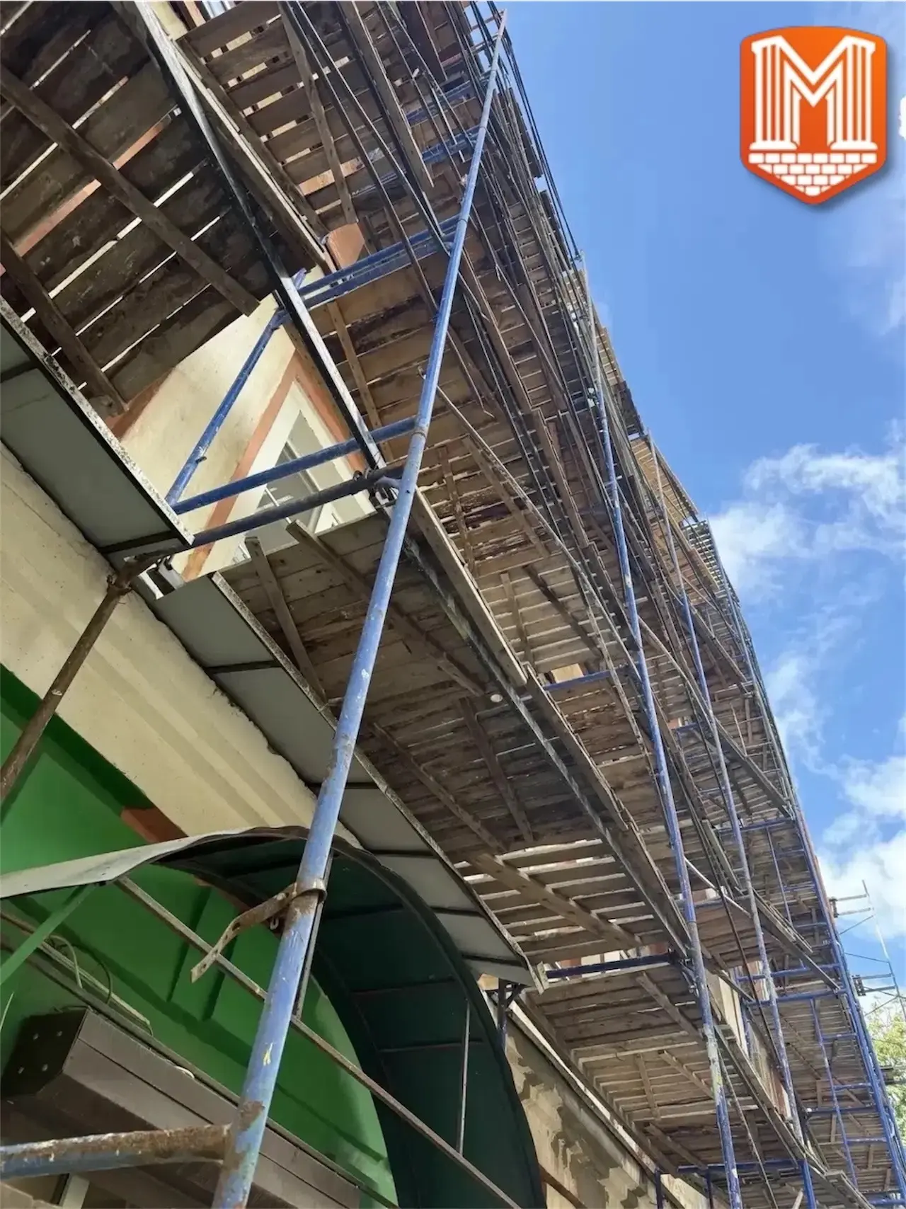 🏗️ Калуга, ул. Чичерина, 13: капитальный ремонт фасада продолжается.

На объекте поэтапно обновляют