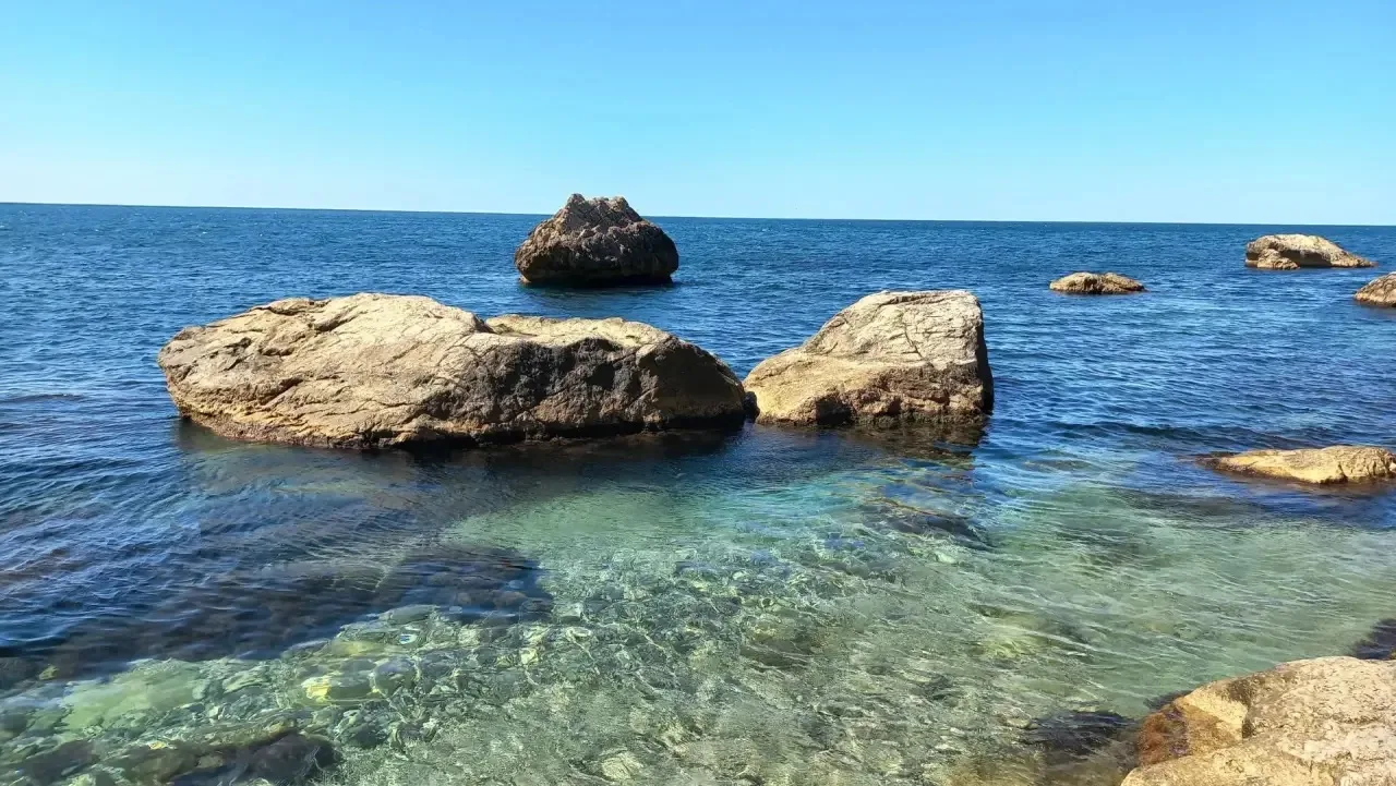А вот такое восхитительное море сегодня, намного конечно лучше чем вчера, а самое главное какая чист