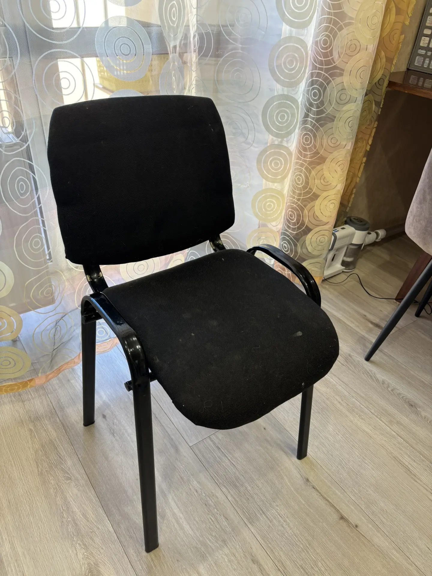 Отдаю даром небольшой офисный стул; крепкий, требует чистки.