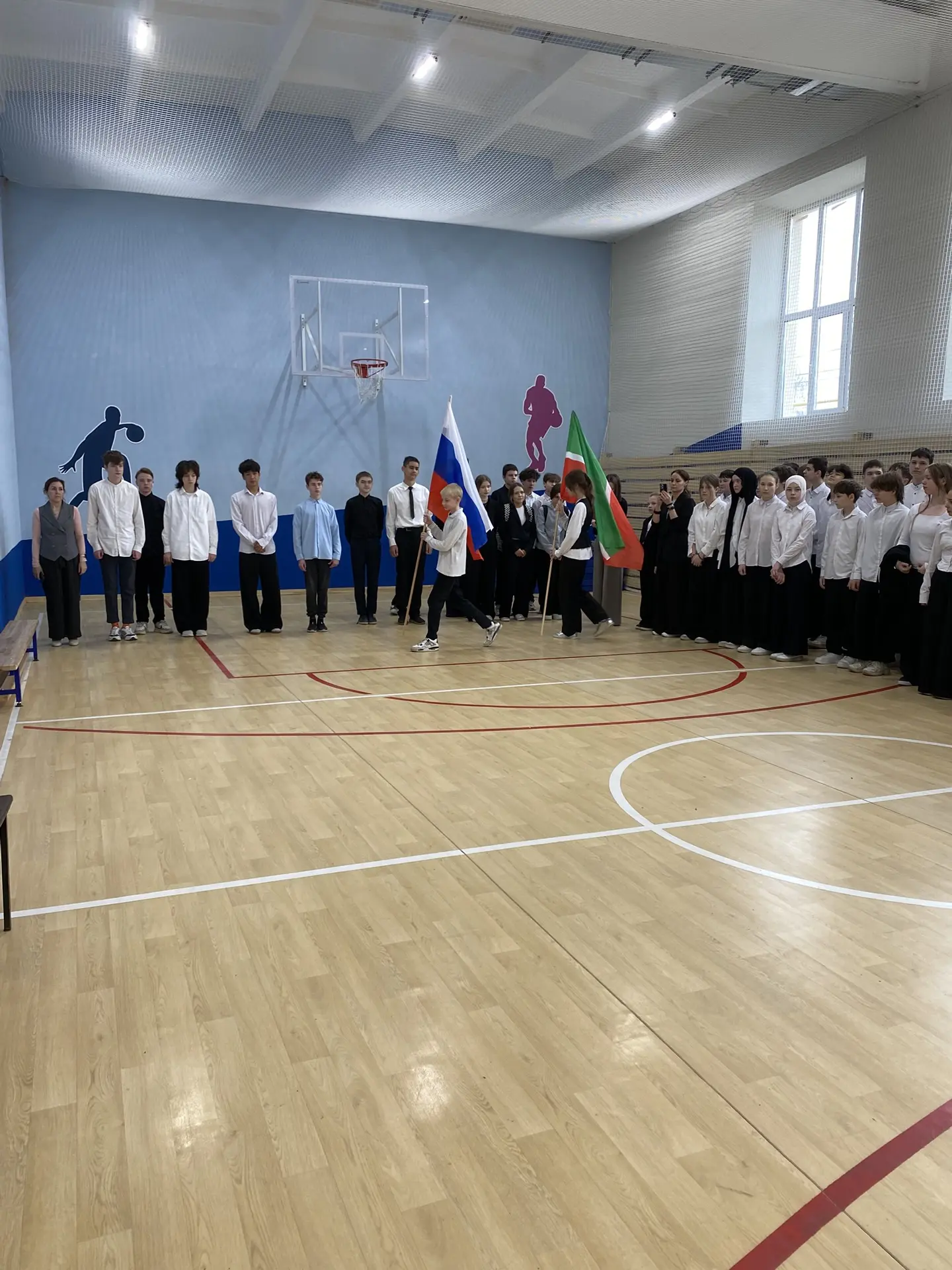 Каждый понедельник в школе начинается с торжественной линейки, которая задаёт тон всей ...