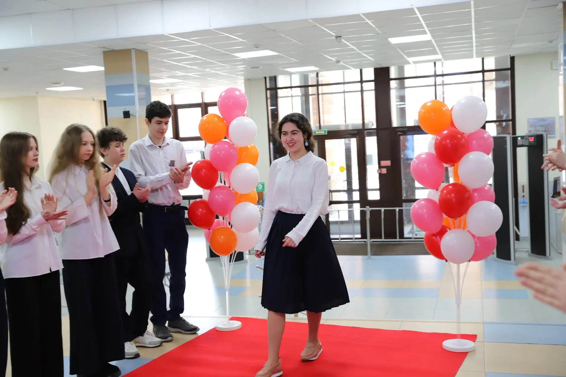 📅Сегодня обучающиеся, педагоги и администрация школы поздравляли Мари Терезу Аль Жабер — призера зак