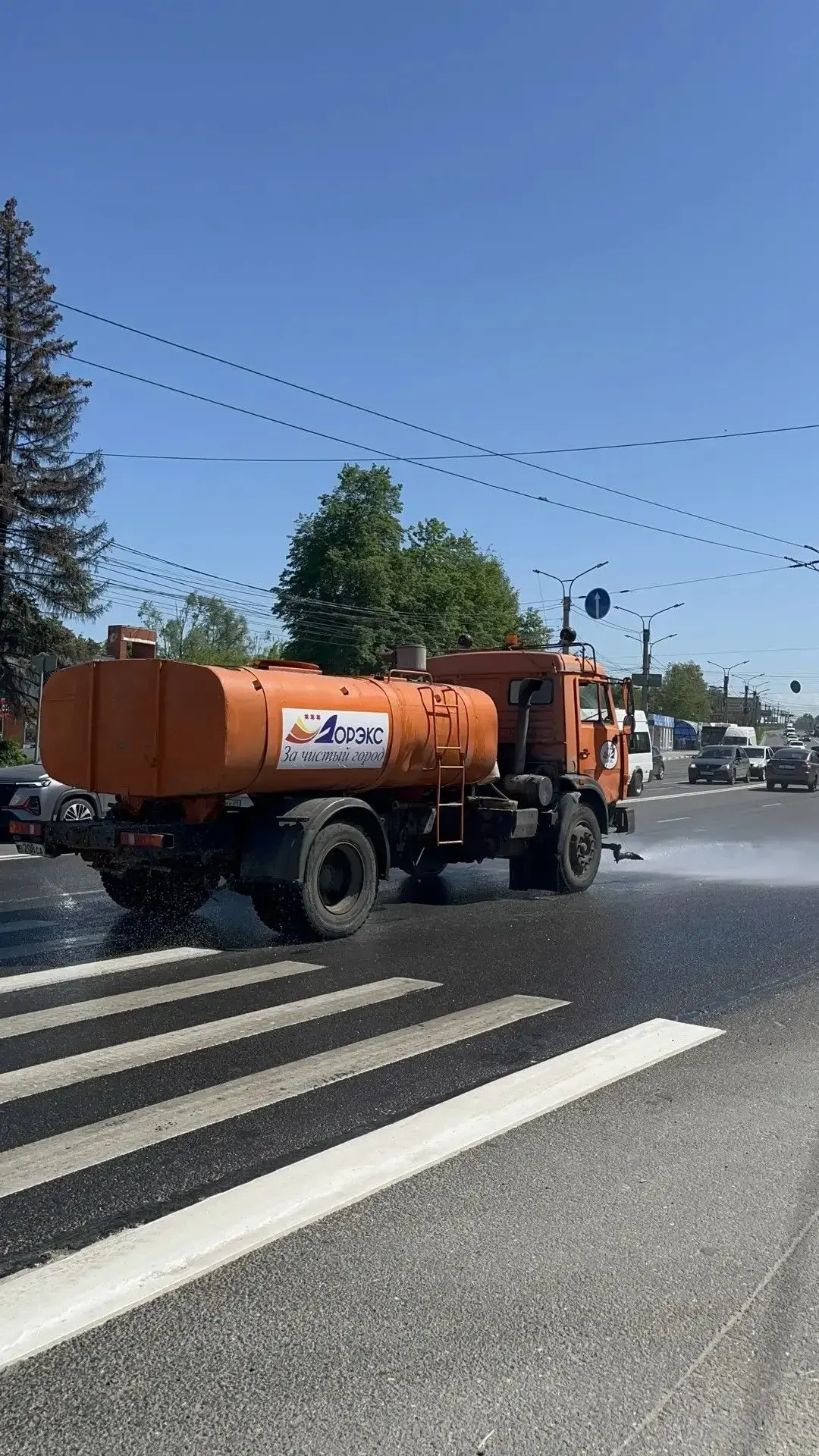 В Чебоксарах поливомоечные машины продолжают обрабатывать основные магистрали  В самый пик жары - с 