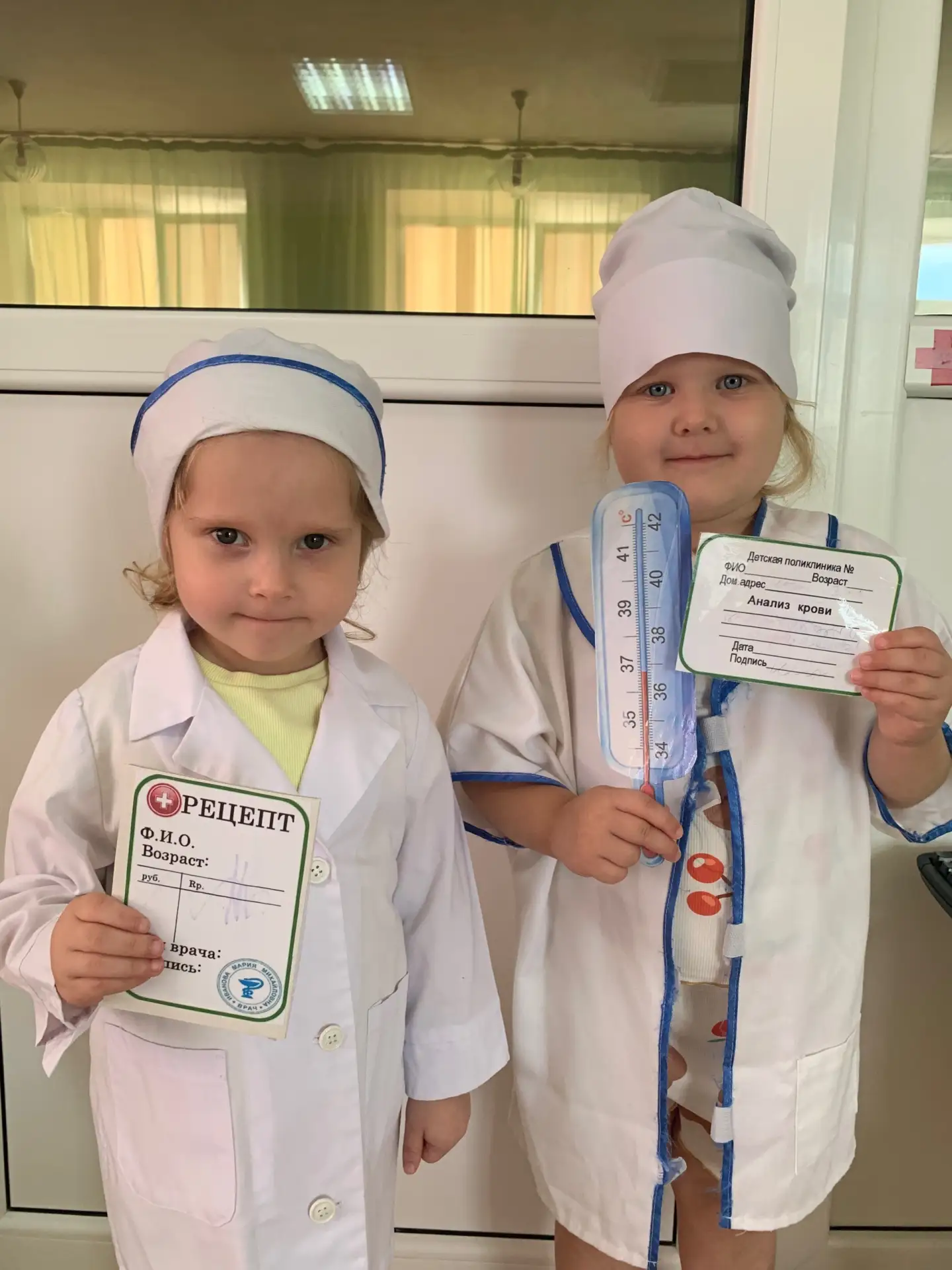 В летний период при хорошей погоде ребята проводят много времени на прогулке , в дождли...