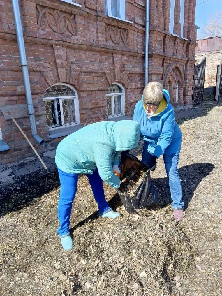 📣В Бийске стартовали весенние субботники  Одними из первых на уборку прилегающих территорий вышли ве