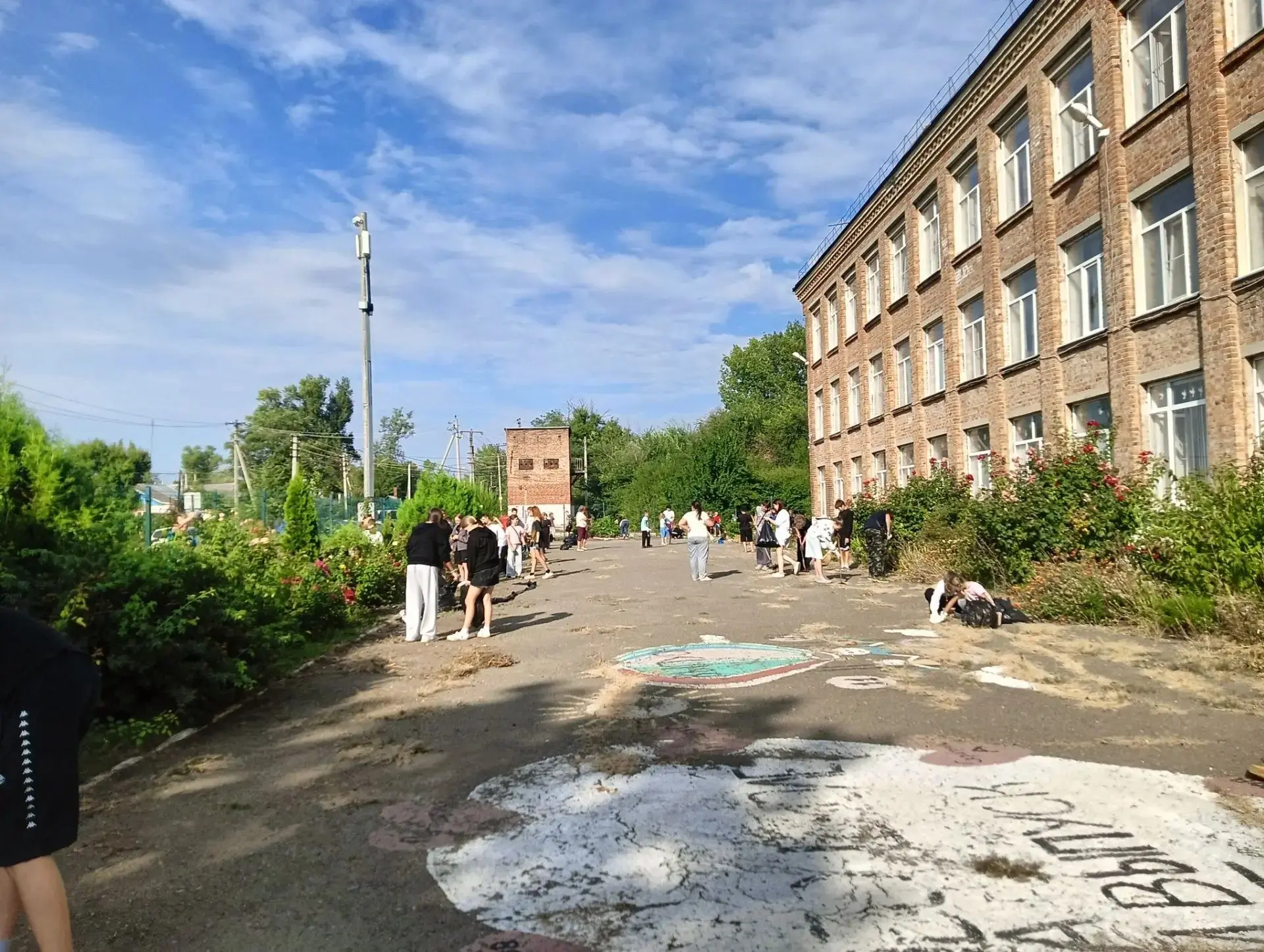 Сегодня в нашем школьном дворе состоялся замечательный субботник, в котором приняли уча...