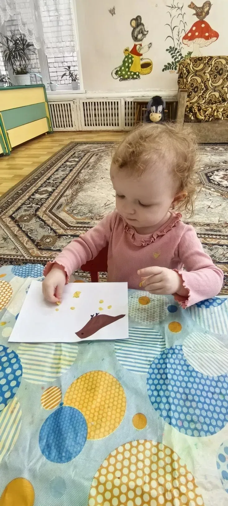 🐦‍⬛ В группе "Цыплята" прошло занятие по лепке "Зёрнышки для воробушка"