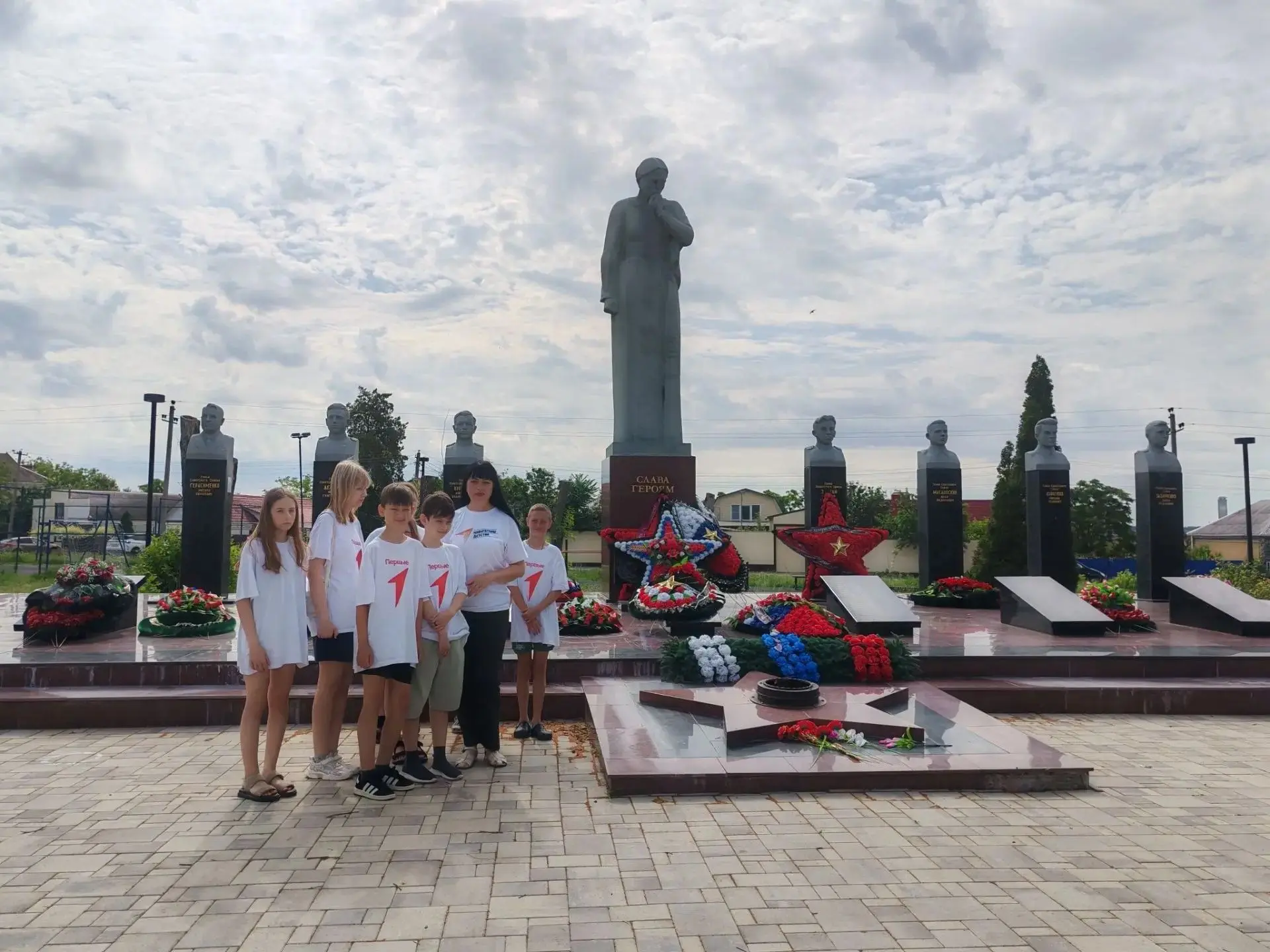 Активисты Движения Первых МБОУ СОШ №1 им. В.С. Устинова посетили парк им. Ю.А. Гагарина и погрузилис