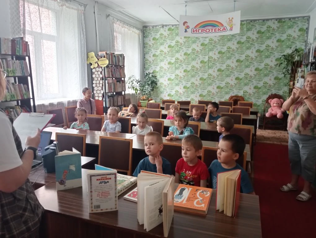 Воспитанники детского сада «Золотинка» совершили увлекательное литературное путешествие, посетив дет