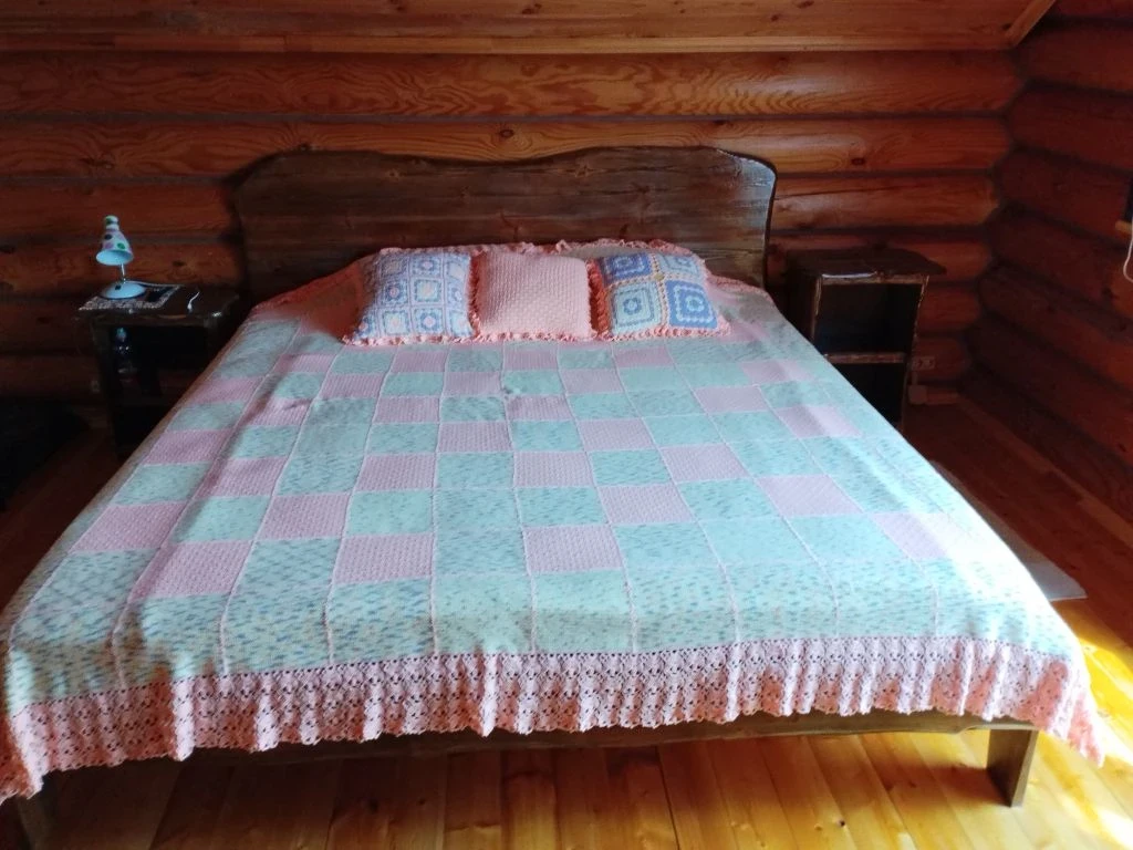 Завершила спальный комплект. Довязала последнюю подушку. Как вам?

Работой поделилась участница кана