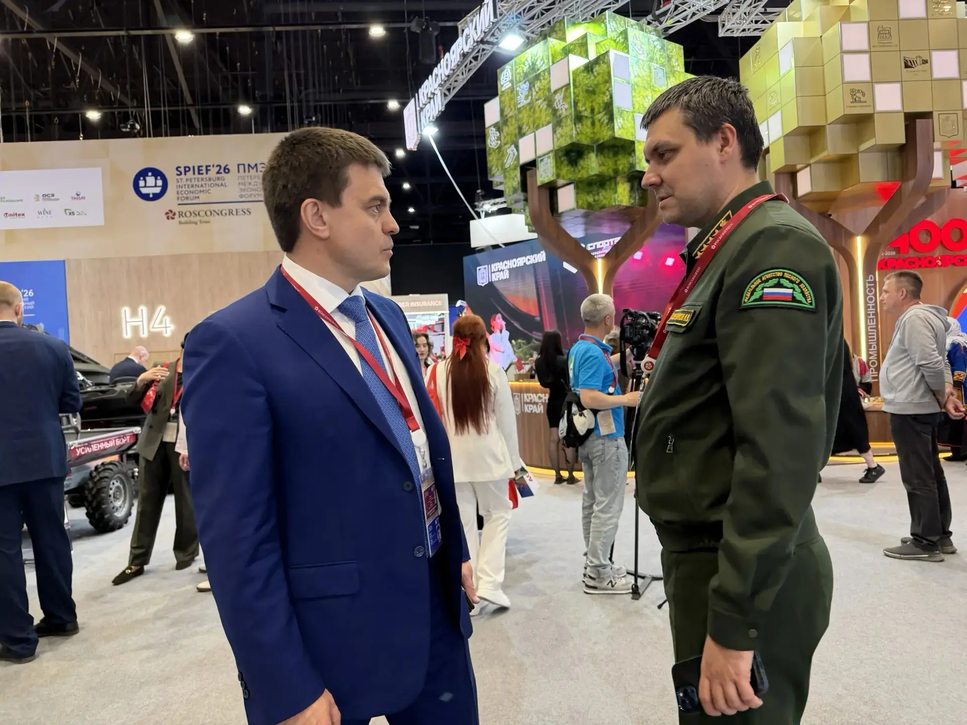 🟢 В ходе ПМЭФ-2026 руководитель Рослесхоза Иван Советников встретился с Губернатором К...