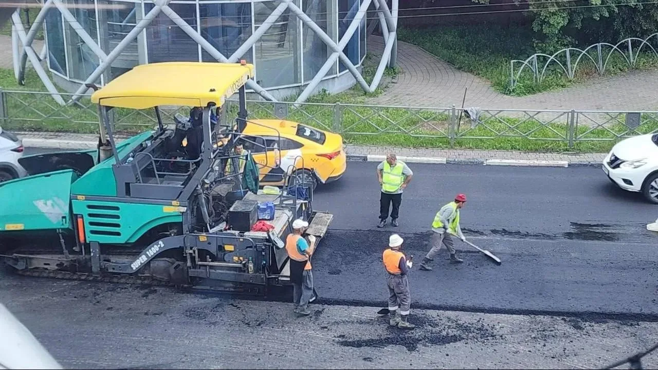 🚜 Специалисты завершают дорожные работы на пересечении Юбилейного проспекта и улицы Др...