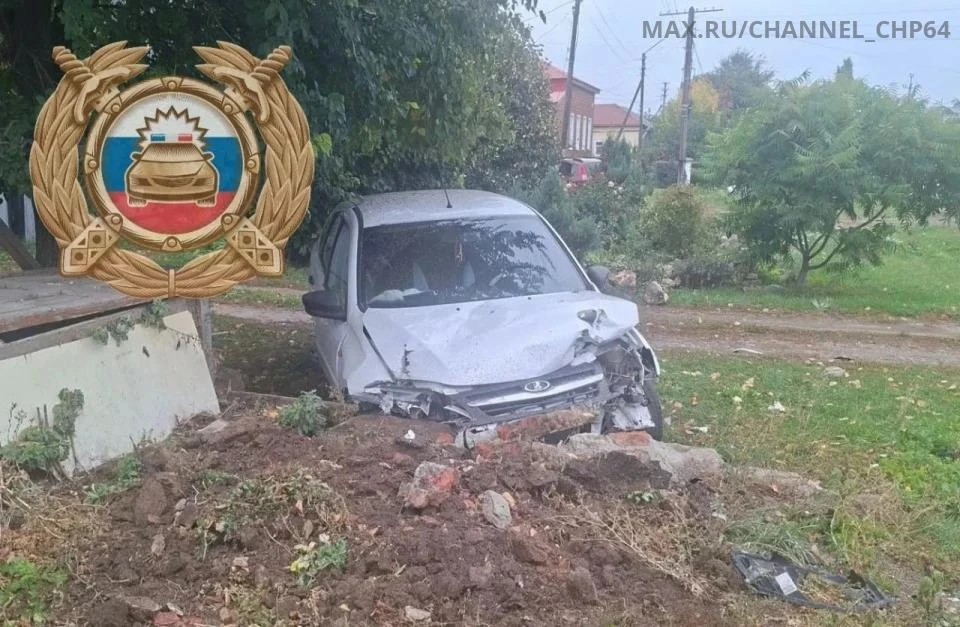 В Хвалынске «Лада Гранта» протаранила припаркованное авто, есть пострадавшая