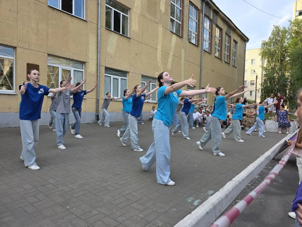 В рамках городского проекта «Курск 2026: лето в городе» на летней площадке ГКЦ «Лира» п...