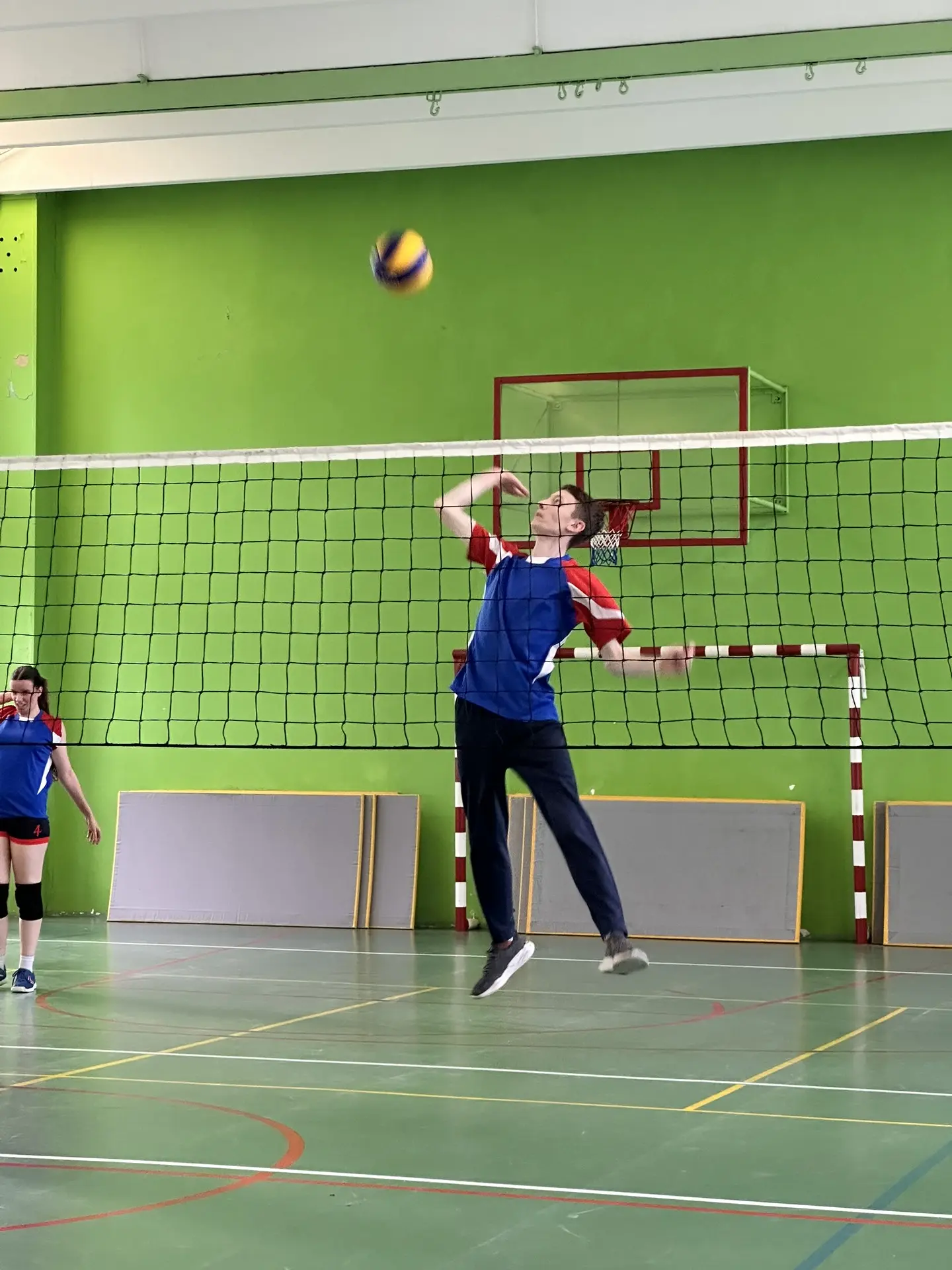 🏐 Ученики vs Учителя: матч-реванш, который снова пошёл не по плану 😄  В нашей школе состоялся традиц