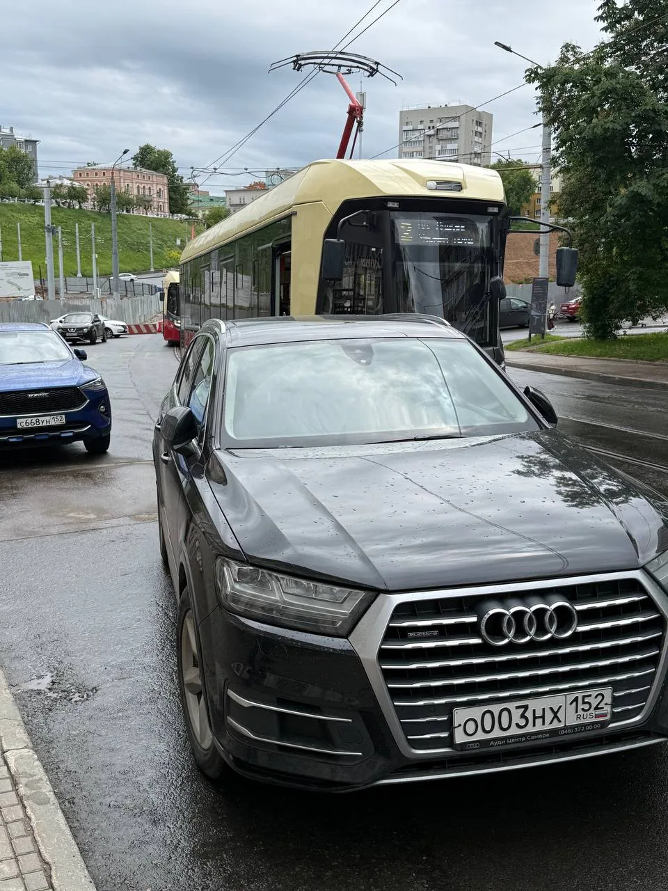 На улице Добролюбова очередной автохам заблокировал движение трамваев.