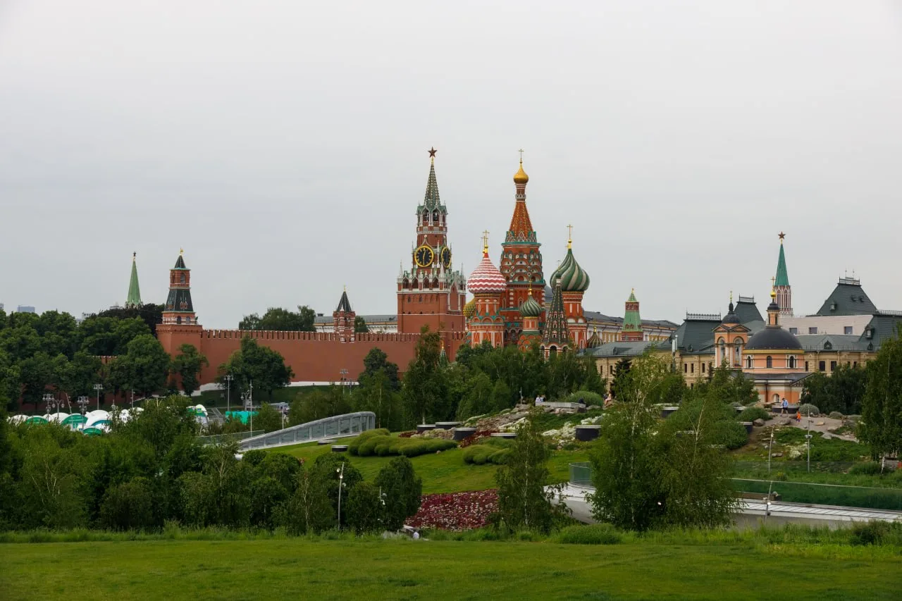 🇷🇺В России множество уникальных культурных объектов.

Например, Московский Кремль, одна из крупней