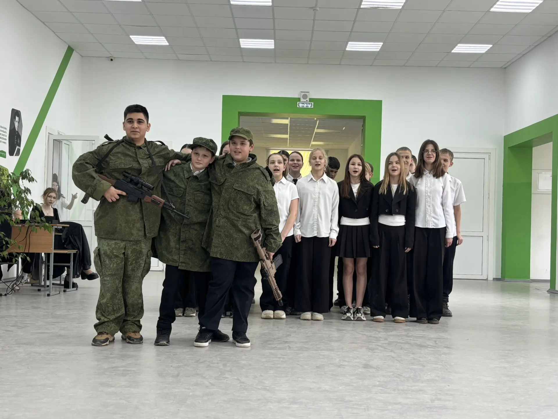 18 февраля в МБОУ СОШ №3 прозвучали песни, воспевающие мужество и отвагу!🎖️  🇷🇺Сегодня, 18 февраля, 