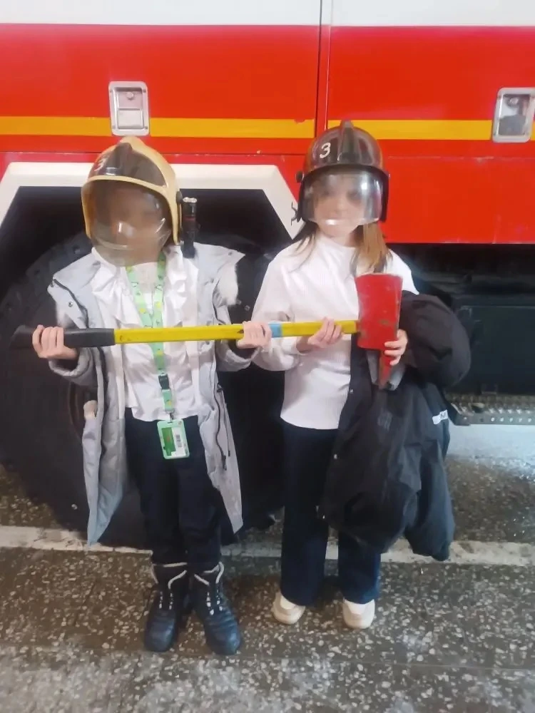 🚒🧑🏻‍🚒17 марта ребята 2Г класса (кл. руководитель Колычева Г.Е.) были на экскурсии в пожарной части №