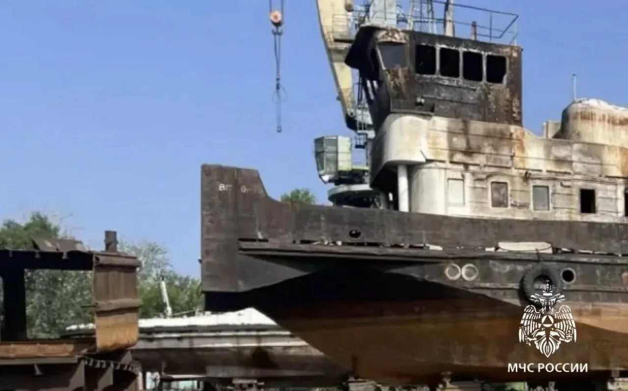 🛳 Теплоход сгорел вчера ночью в Затоне: искра попала в обшивку