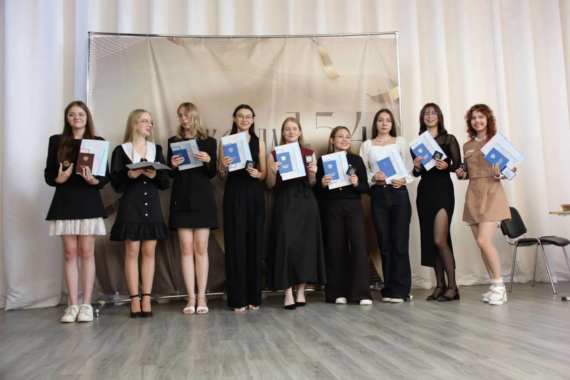 В добрый путь, выпускники!

В школе № 154 города Челябинска состоялось торжественное вручение аттест