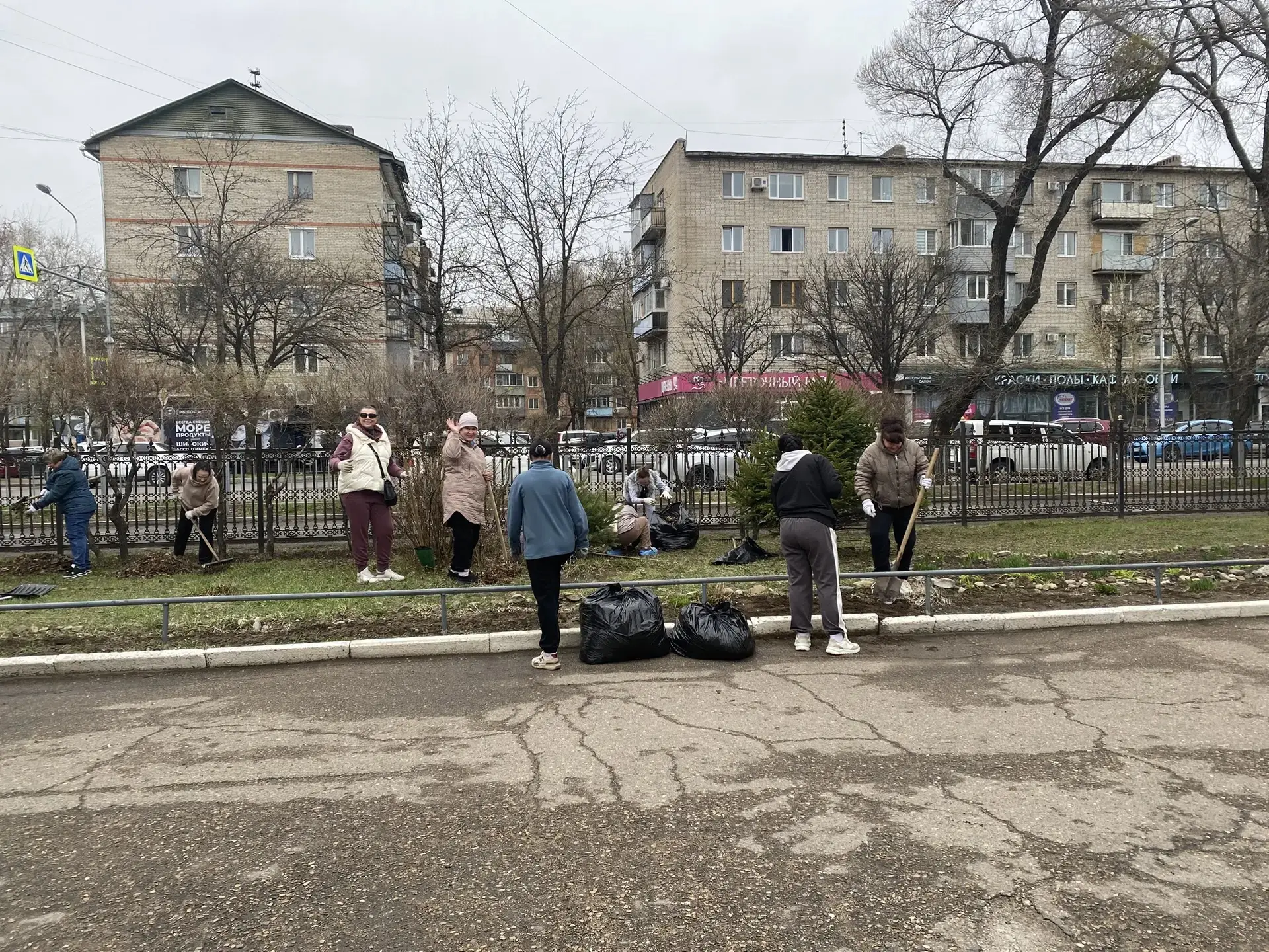 Сегодня в нашей школе прошёл субботник!  Наши дорогие учителя 1 и 2 корпусов дружно вышли наводить к
