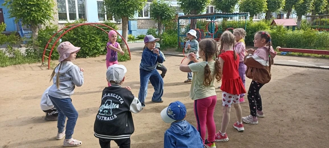 Доброе утро, друзья, начинаем зарядку!
Солнце встречает нас, светит ярко, сладко!
Раз – поднимем рук
