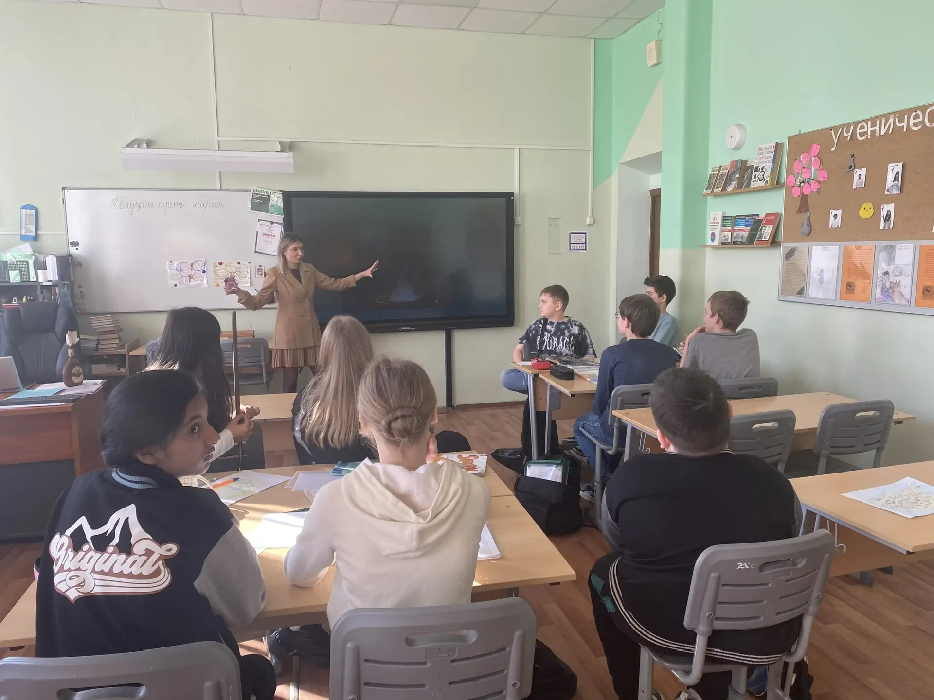 📚🏝️ Путешествие на необитаемый остров прямо в классе!  В 6 "А" прошёл необычный интегрированный урок