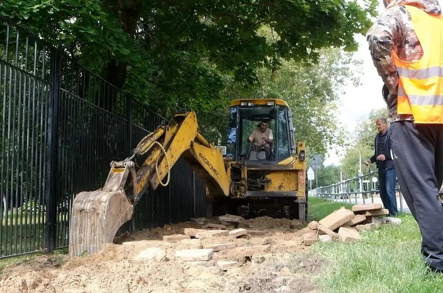 🚧 В Солнечногорске обновляют тротуар от парка до школы № 5