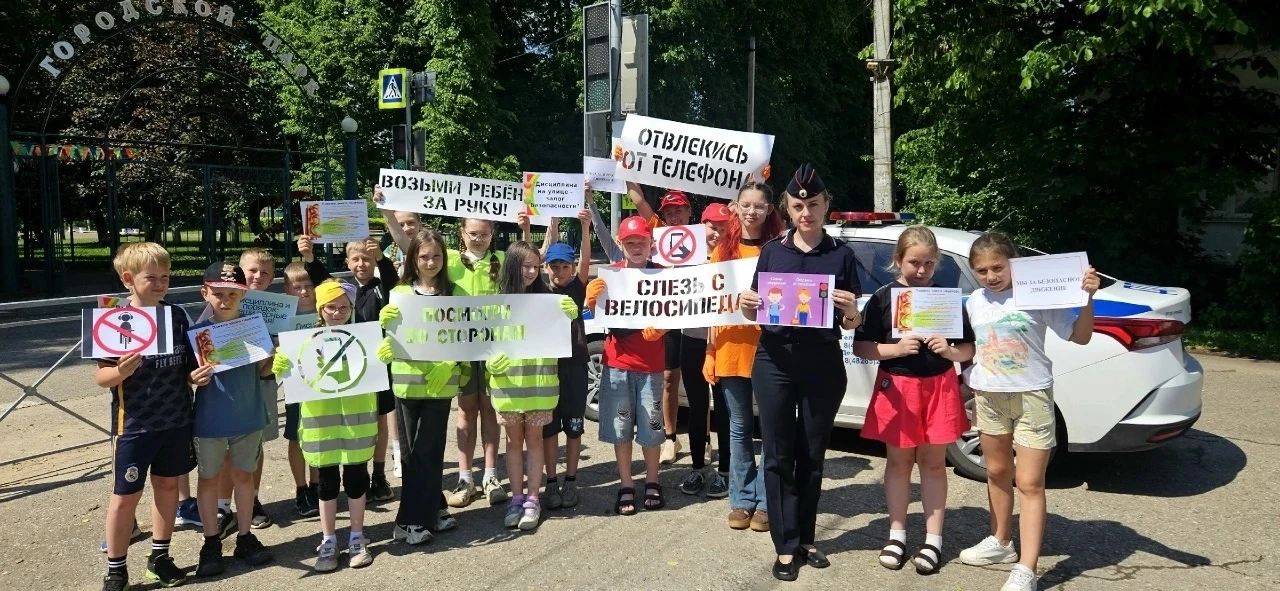 🖍️Сотрудники Госавтоинспекции совместно с волонтёрами Западнодвинского Дома детского творчества про
