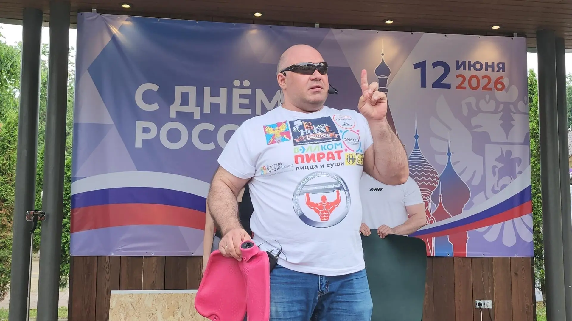 «Русский Халк» установил мировой рекорд в День России 
Люберецкий силач Сергей Агаджанян лëжа надува
