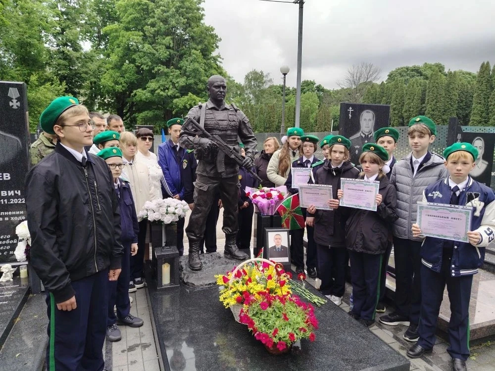 28 мая в День пограничника кадеты 6б класса им. Е. И. Пронина приняли участие в возложение цветов к 