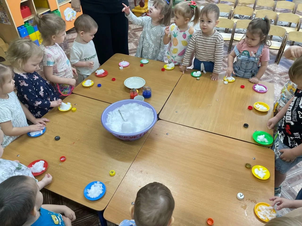 Сегодня ребята ясельной группы👶 окунулись в мир экспериментов со снегом❄️❄️❄️ Проведен...