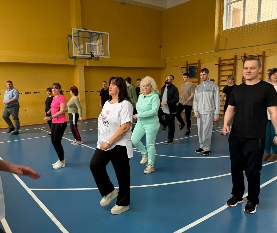 ✨День здоровья в техникуме: зарядка для всех!  ✅Сегодня утро началось активно: педагоги и студенты д