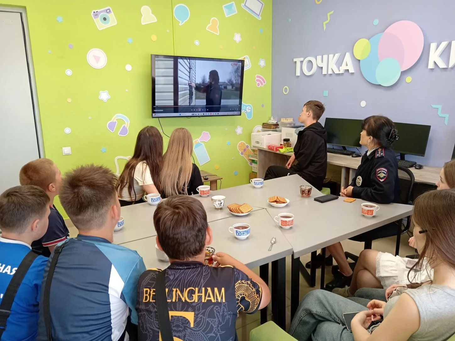 В Центральной библиотеке в рамках проекта «Кофе с полицейским» состоялась встреча подростков с инспе