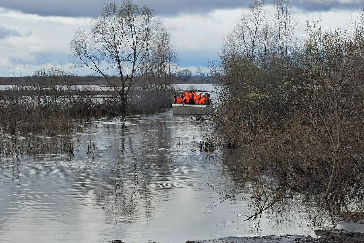 Половодье в округе постепенно отступает.