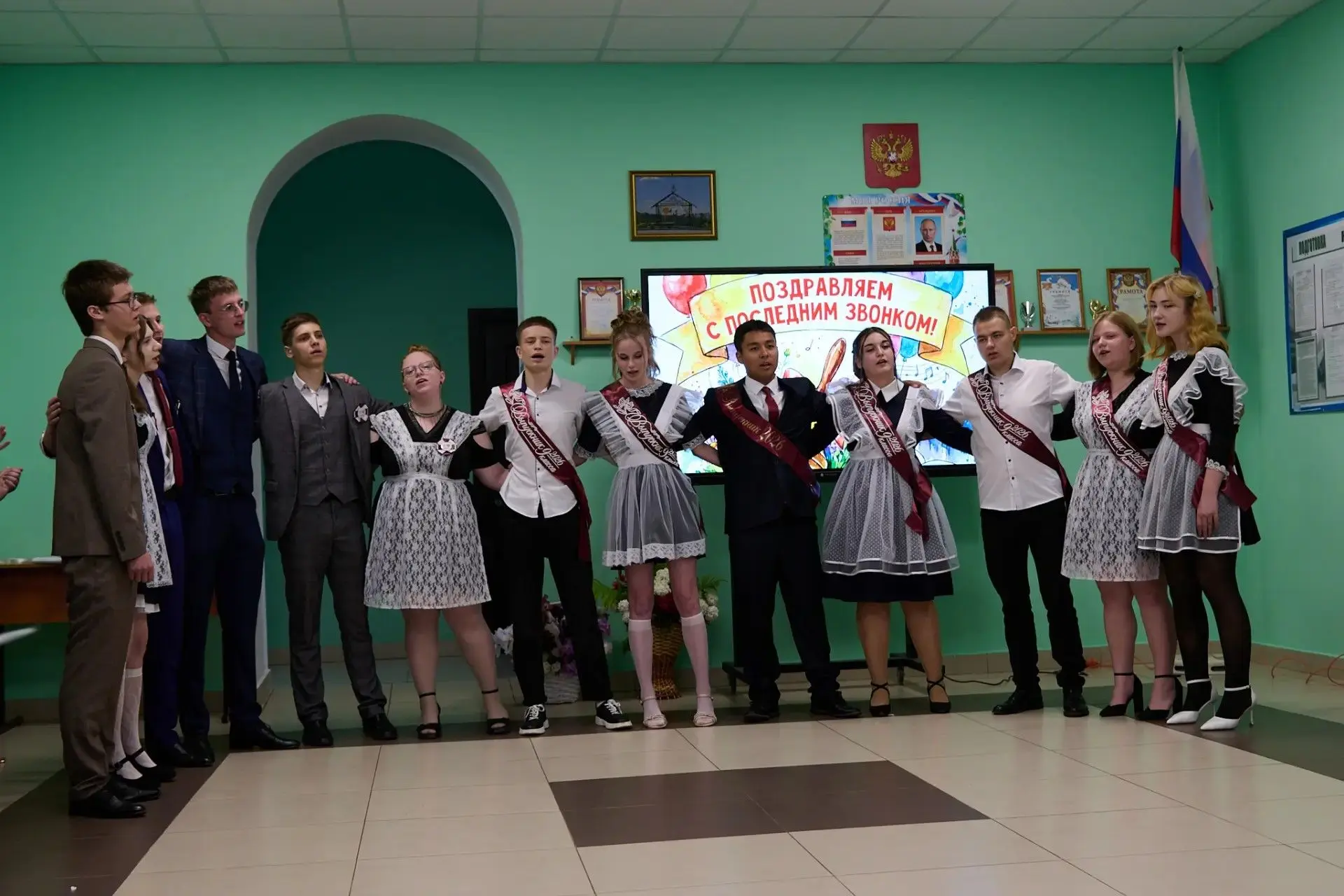Сегодня в школе прошла торжественная линейка, посвященная празднику Последнего звонка. ...