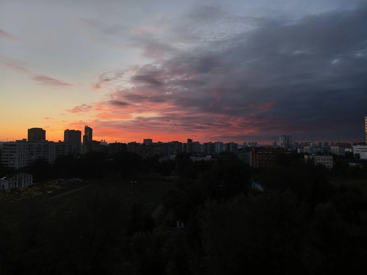 Сосед Дмитрий поделился прекрасным красочным фото… заката или рассвета?

Кто распознал ракурс — зага