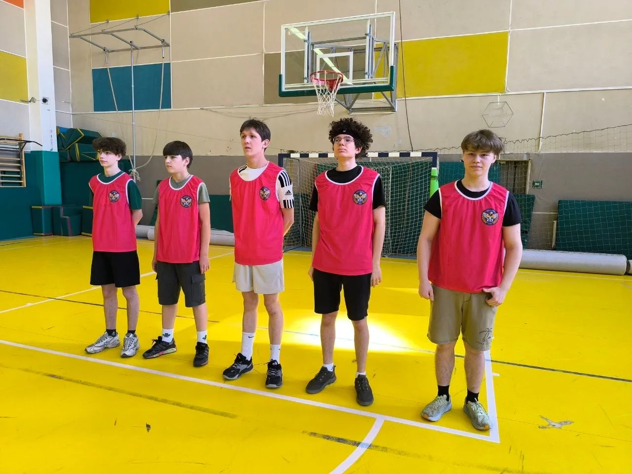 🏀 Сегодня в школьном спортзале прошла очередная встреча турнира по баскетболу на «Кубок директора». 